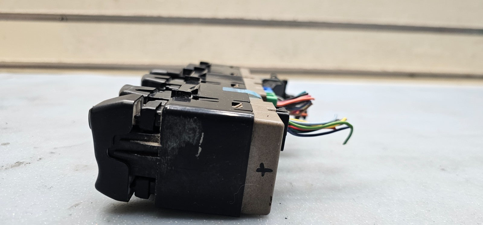 03-06 Silverado Sierra Power Left Driver Master Window Switch Assembly Black WS4