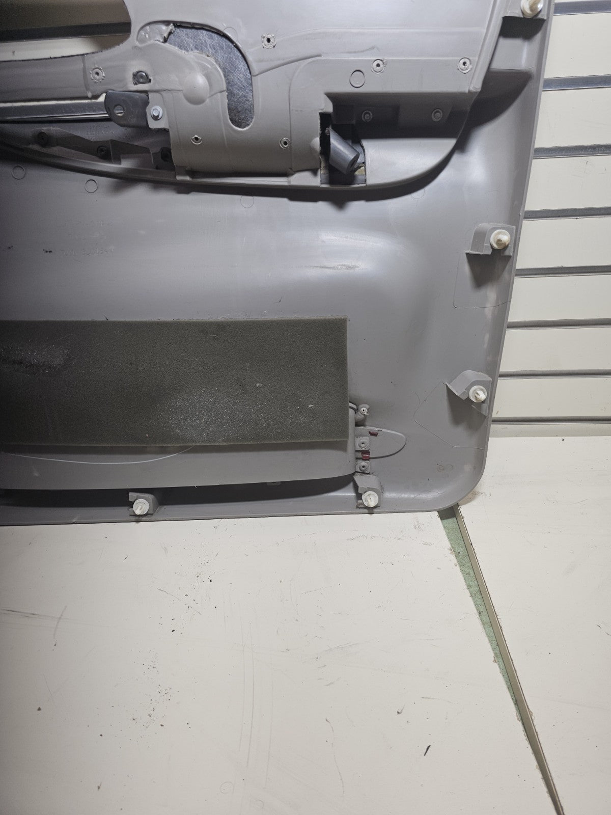 🔥02-09 CHEVY TRAILBLAZER Door Panel  Front LEFT Driver Arm Rest LIGHT GRAY D8