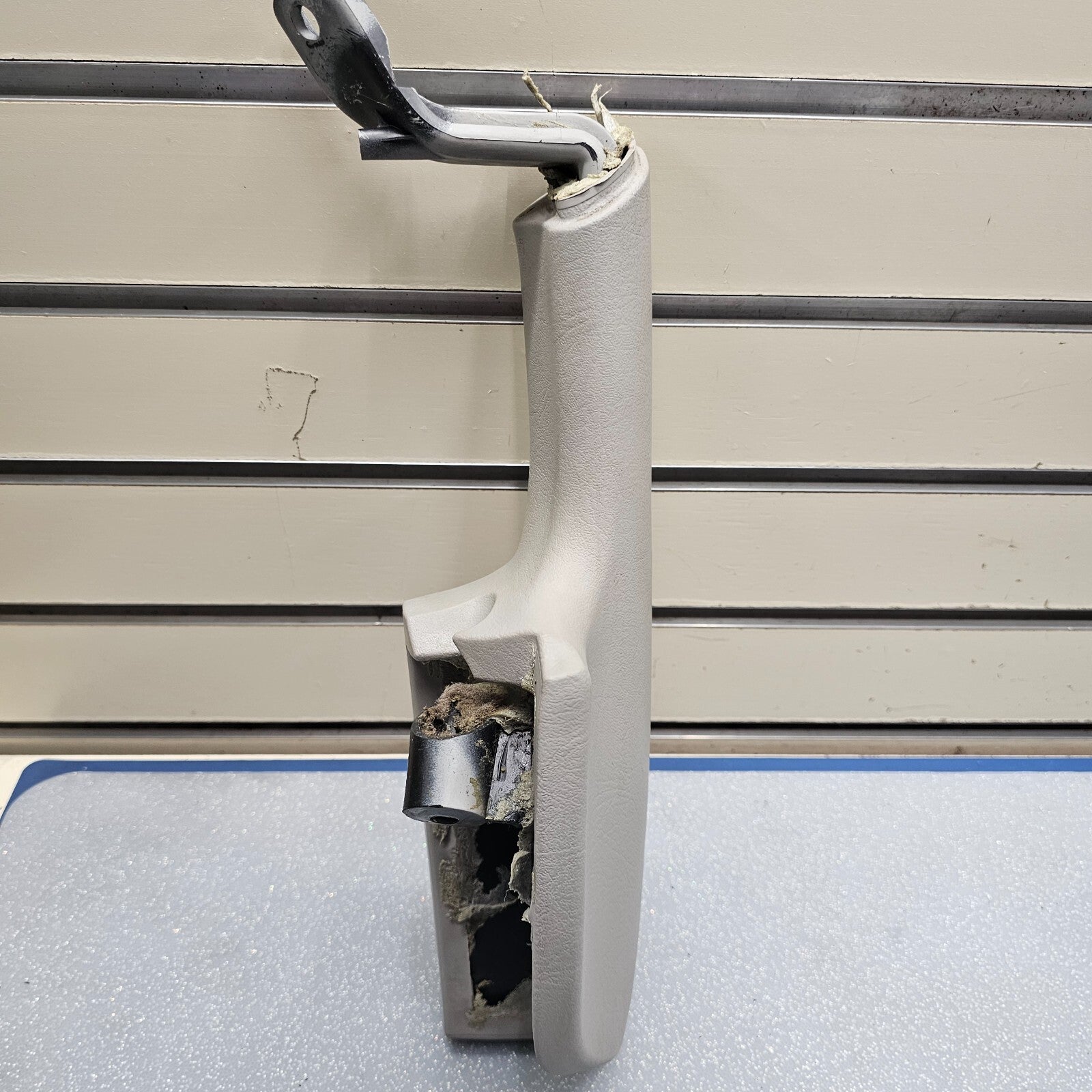 02-09 TRAILBLAZER Door Panel ARMREST Pull Handle RIGHT Passenger Light GRAY H4