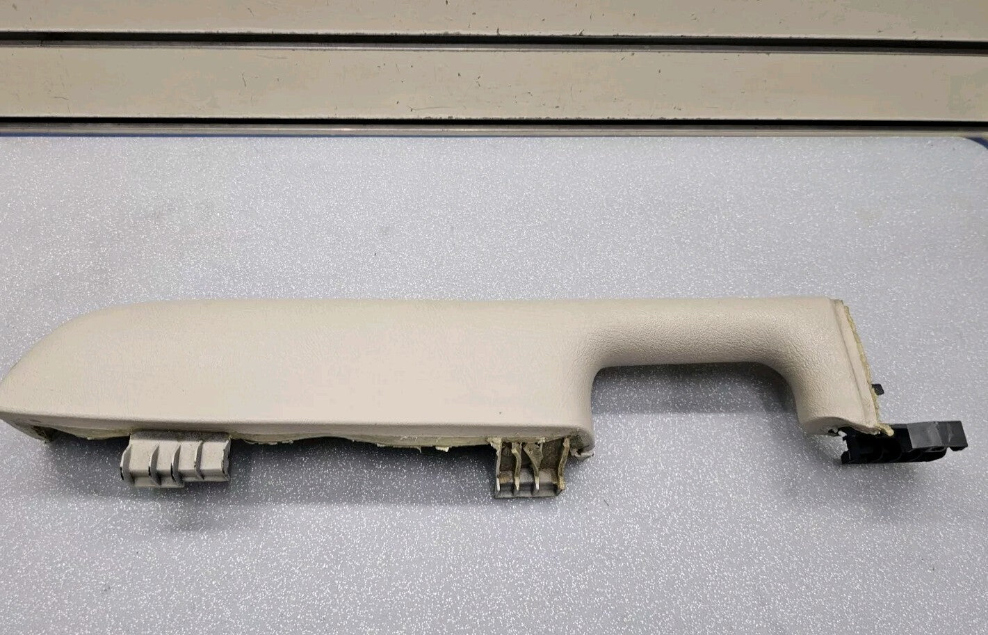 99-02 Chevrolet GMC Silverado Tahoe Front Right Door Armrest Handle Light Tan H1