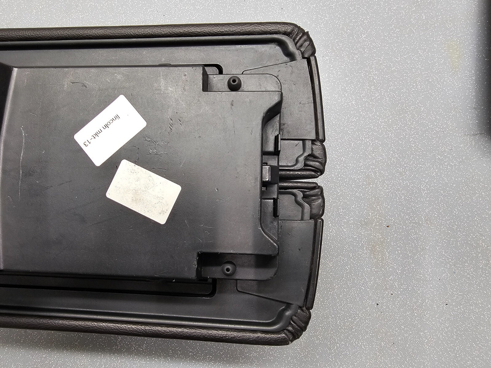 13-19 LINCOLN MKT Front Floor Console Arm Rest Lid Cover Top Pad Assembly Black