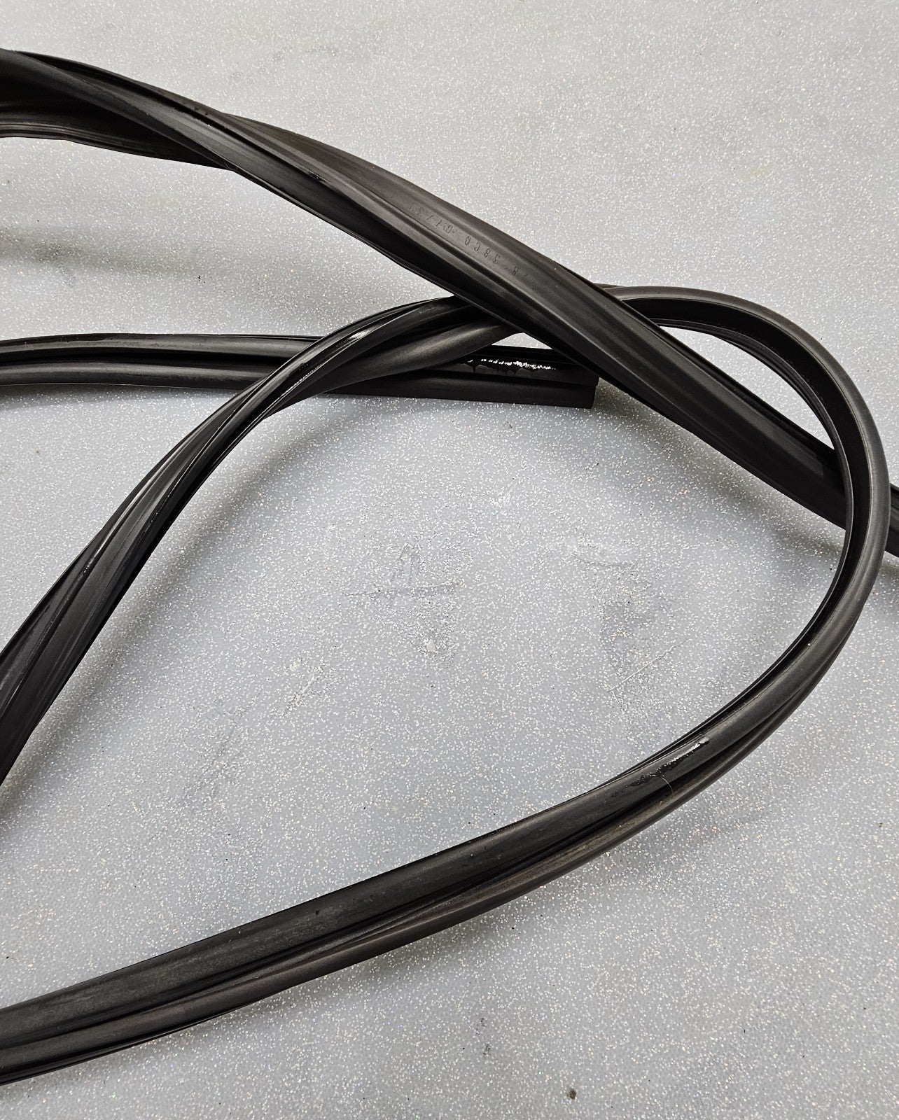 03-08 Pontiac Vibe front passenger WINDOW weatherstrip GUIDE channel seal b11/PV
