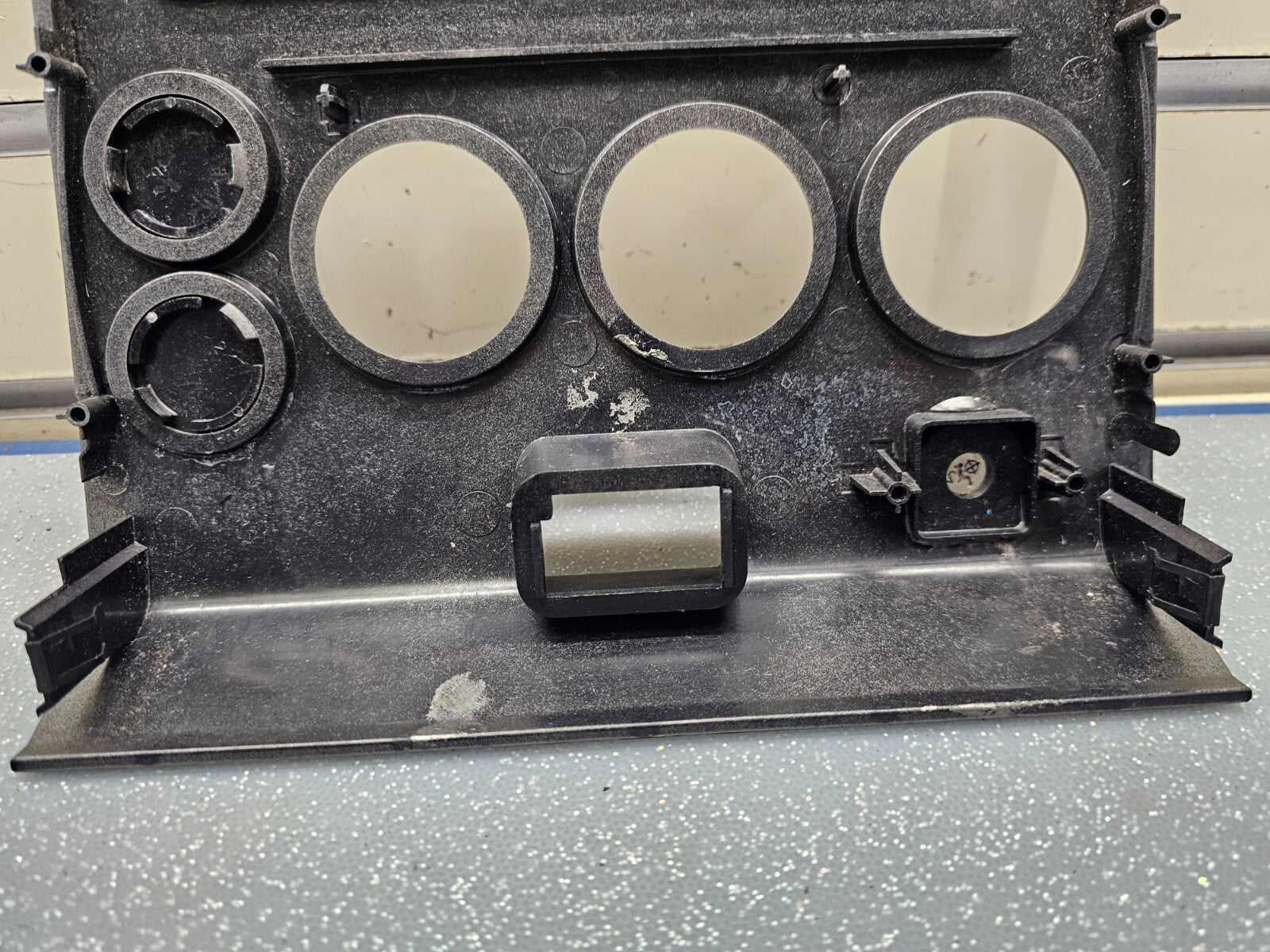 🔥04-07 NISSAN ARMADA STEREO RADIO DASH SURROUND PANEL TRIM BEZEL GREY