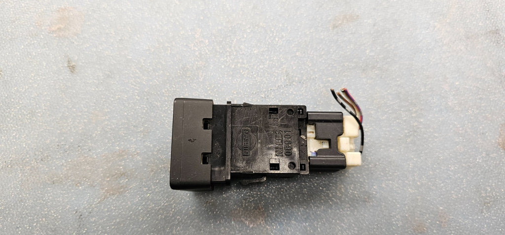 04-15 Armada Titan Hazard Emergency Warning Light Button Control Switch Assembly