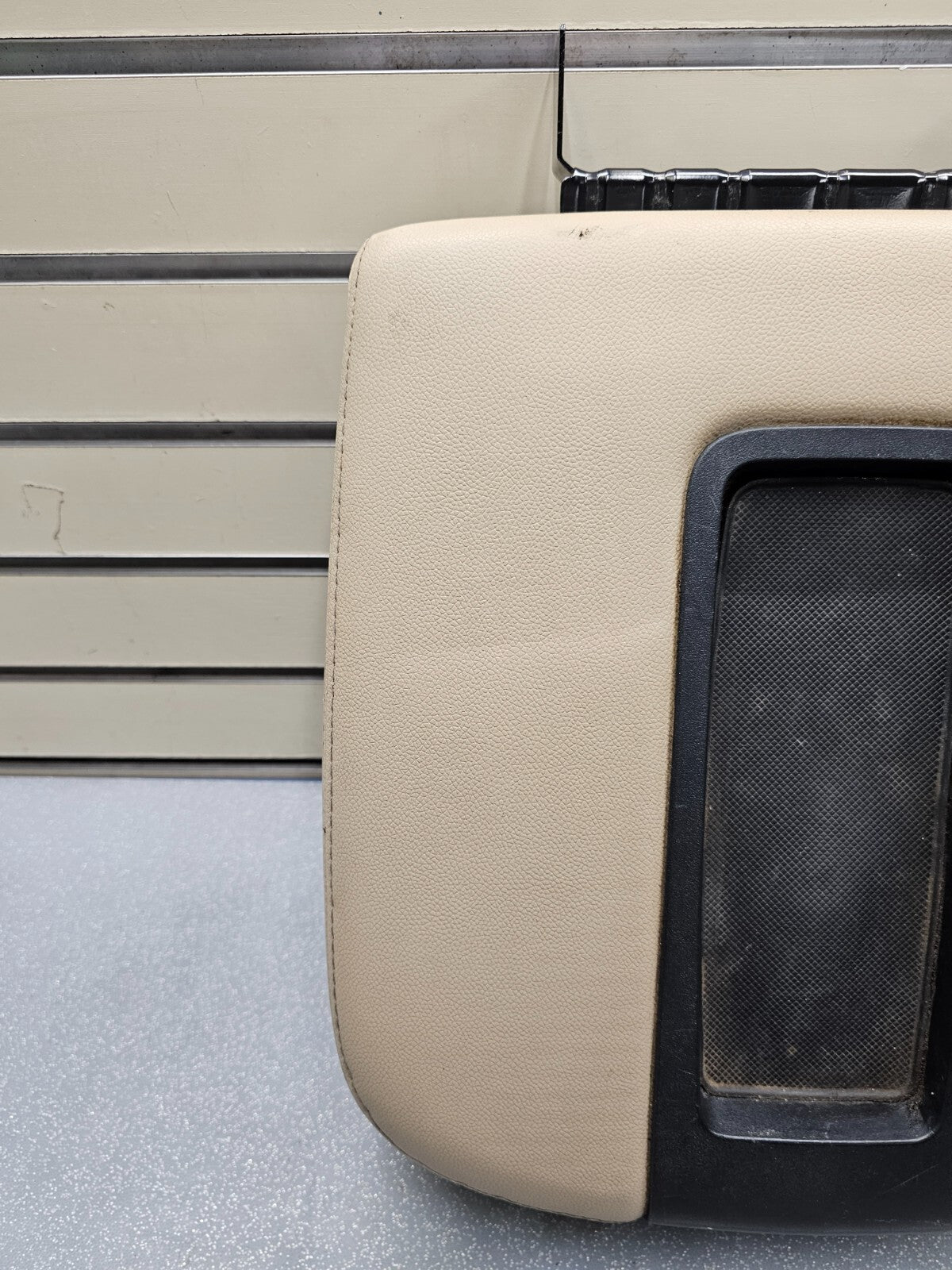 🔥07-14 Silverado Sierra Center Console Armrest Lid Leather Cover Assembly Tan
