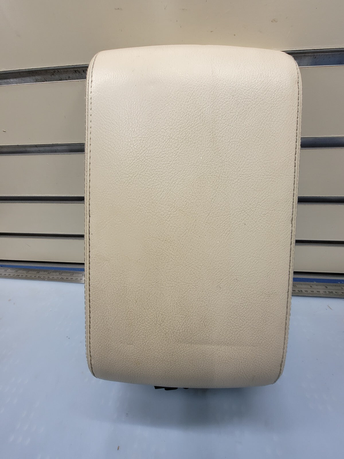 🔥2003-2005 LINCOLN AVIATOR CENTER CONSOLE LID ARMREST TAN