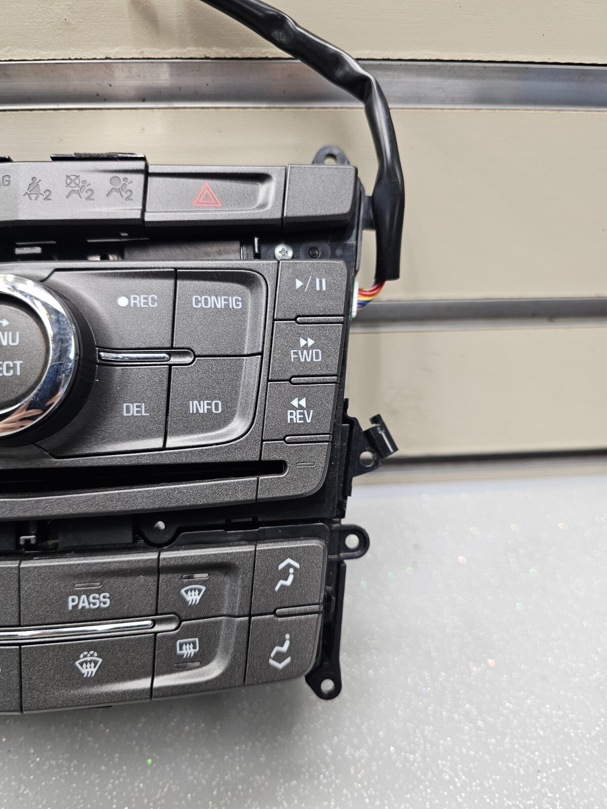 🔥10-12 Cadillac SRX HVAC radio Control Panel AM-FM-XM-CD-MP3 opt UYE KA1