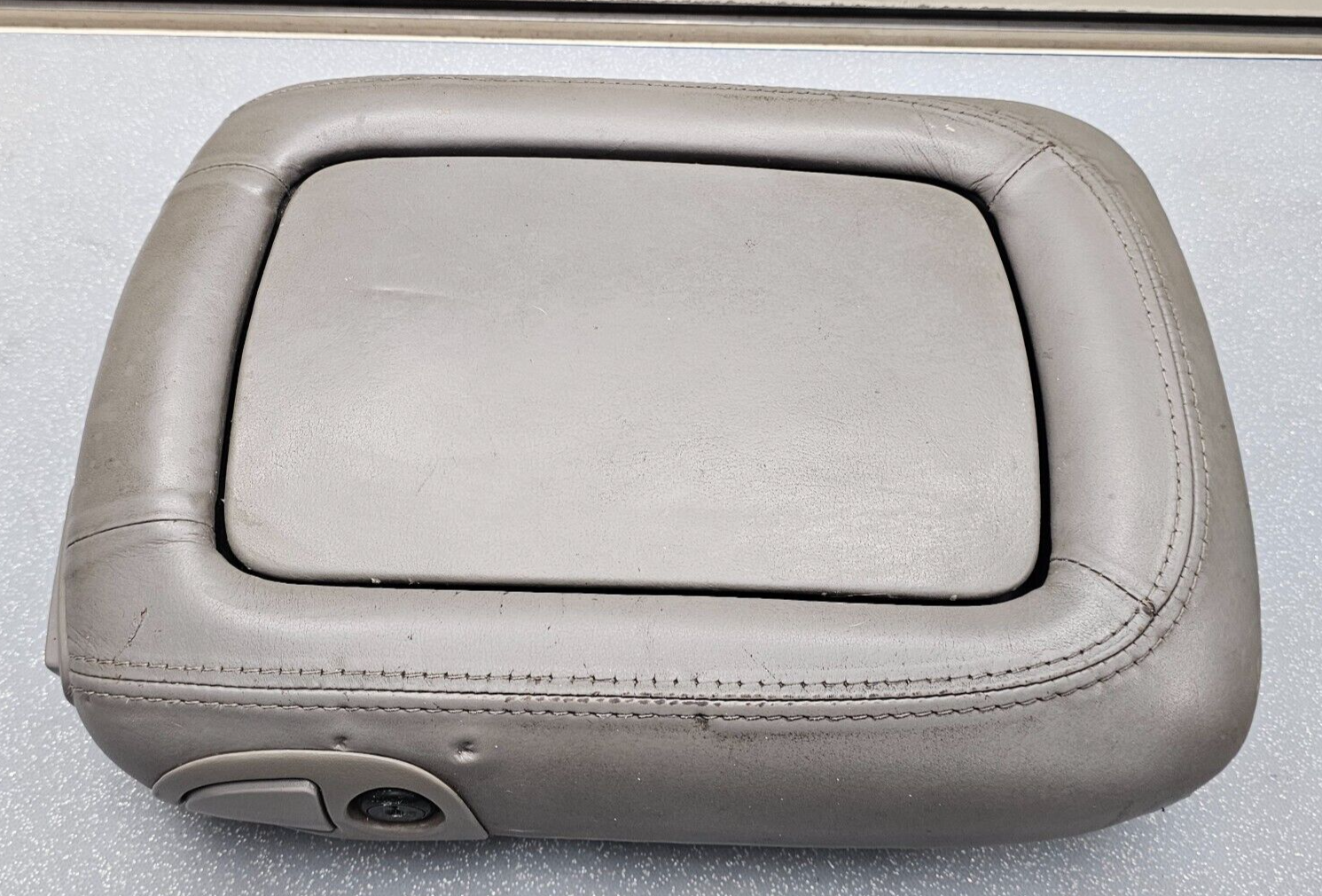 🔥01-02 Yukon Escalade Center Console Armrest Lid Cover Assembly LIGHT GRAY L8