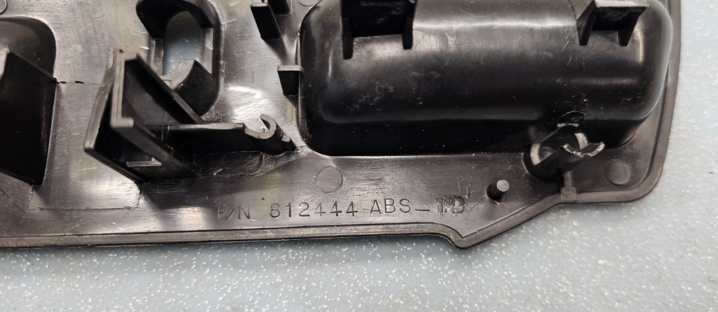 95-06 Silverado Sierra C/K 1500 2500 Center Console Jump Seat Lid Latch Assembly