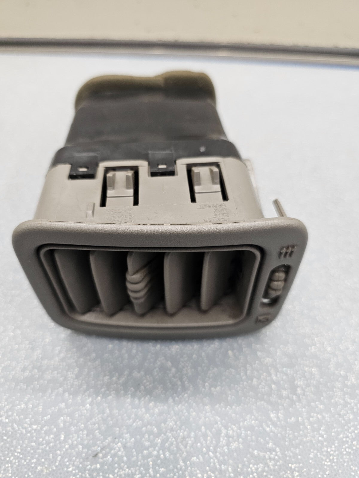 99-06 Silverado ESCALADE Dash A/C Heater AIRVENT Passenger Right LIGHT GRAY VT11
