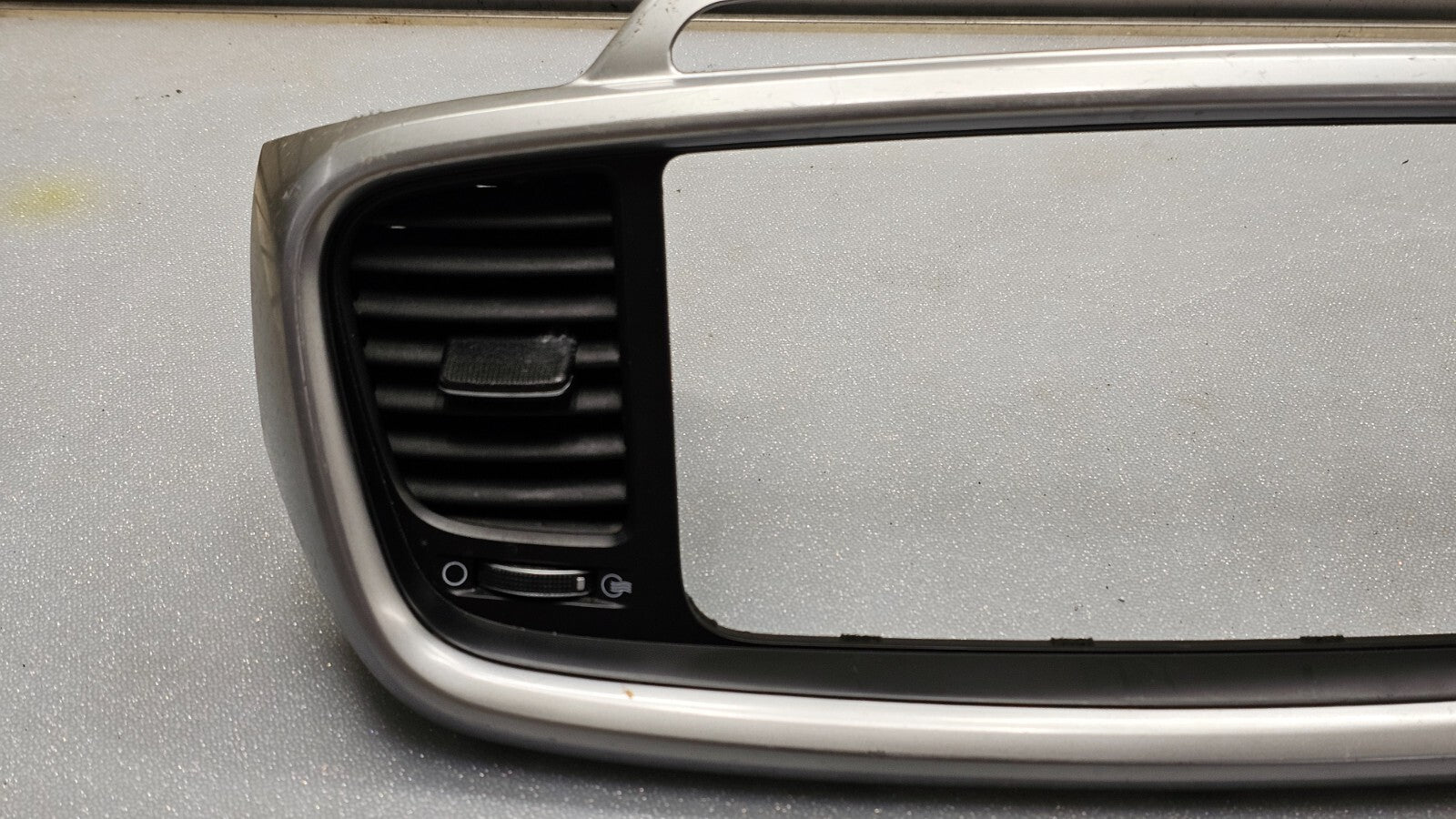 🔥16-18 KIA SORENTO RADIO CENTER DASH SURROUND BEZEL TRIM VENTS Assembly Silver