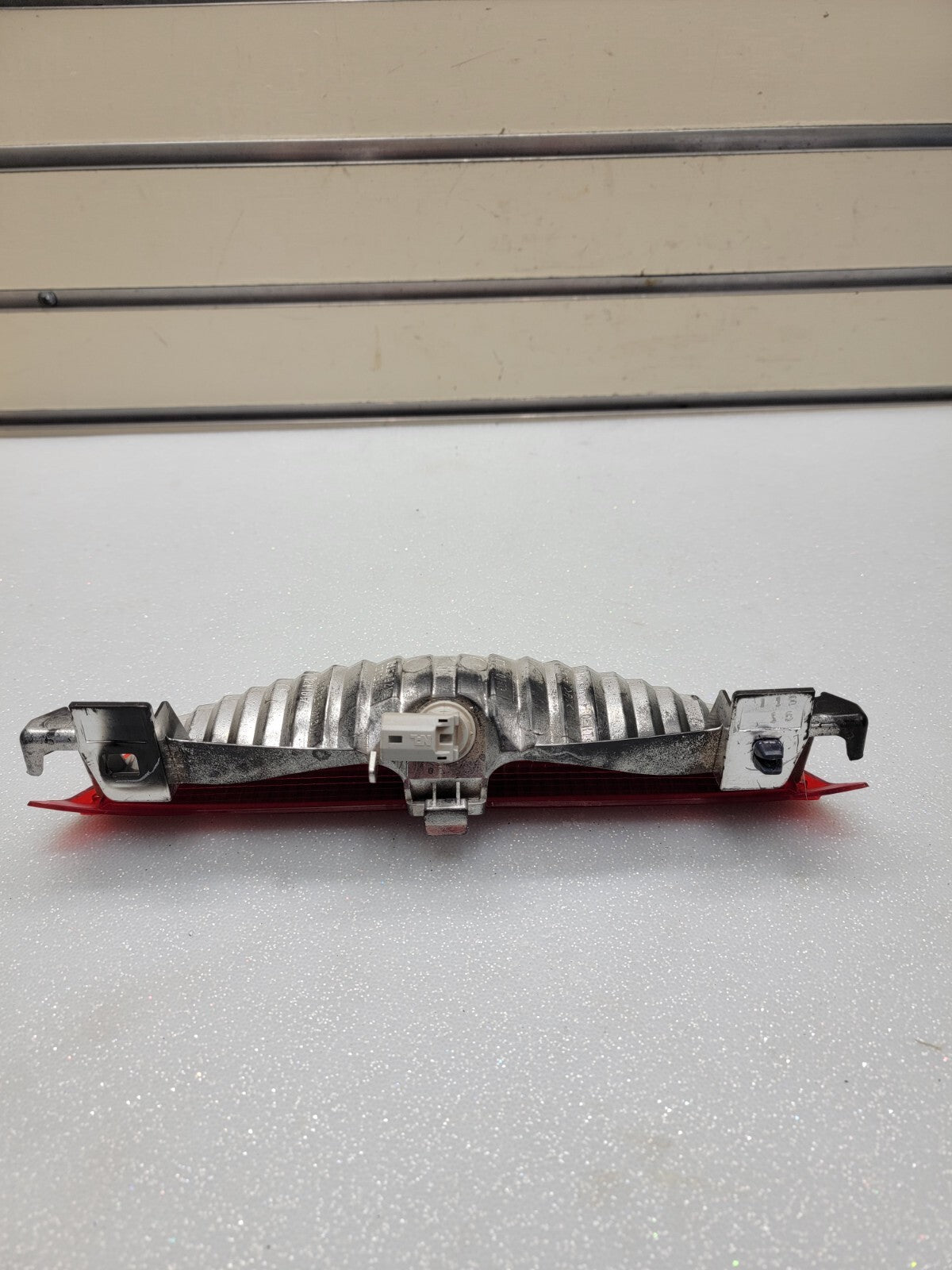03-08 VIBE MATRIX OEM CENTER 3RD THIRD HIGH MOUNT BRAKE LIGHT LAMP/VM