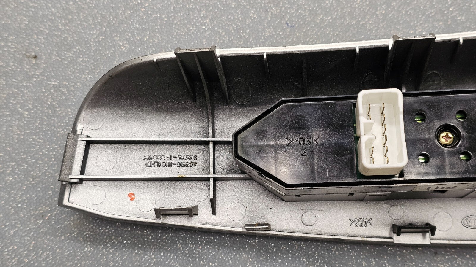 🔥05-10 Kia Sportage Front Right Passenger Window Control Switch Bezel Silver