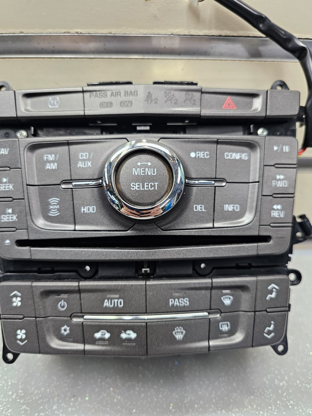 🔥10-12 Cadillac SRX HVAC radio Control Panel AM-FM-XM-CD-MP3 opt UYE KA1
