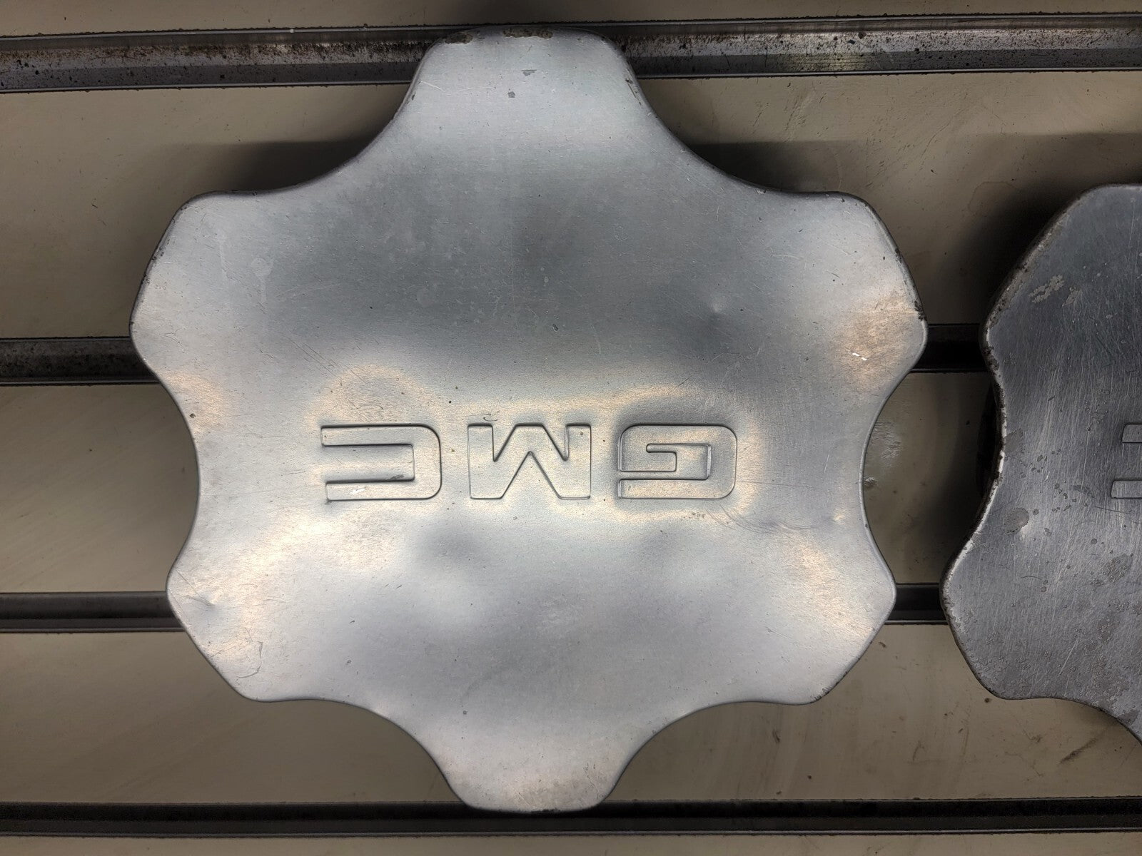 🔥01- 06 GMC Sierra Yukon Denali 1500 wheel Center Hub Cap OEM