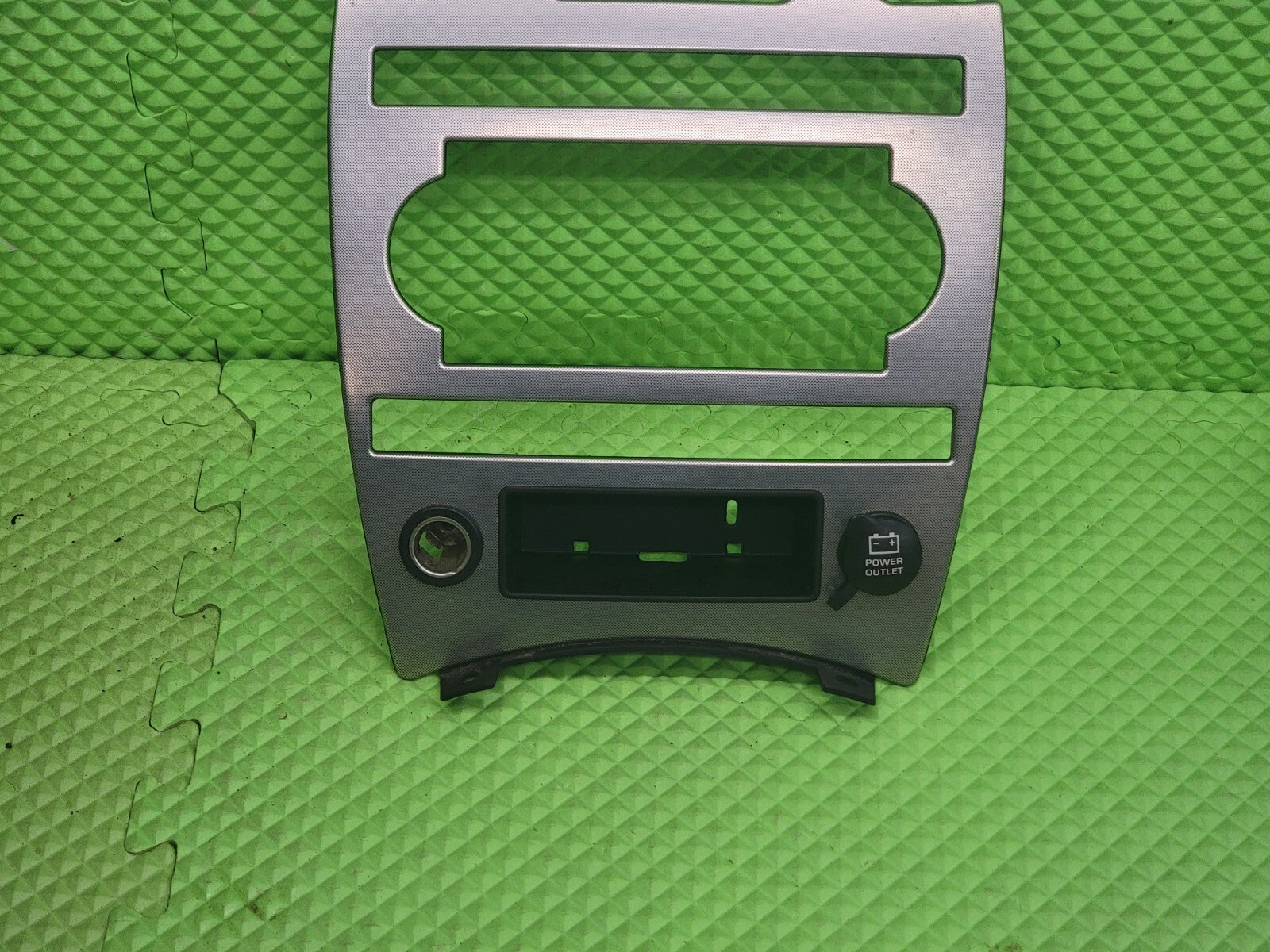 🔥2005-2006 JEEP GRAND CHEROKEE DASH PANEL RADIO SURROUND TRIM BEZEL OEM B70