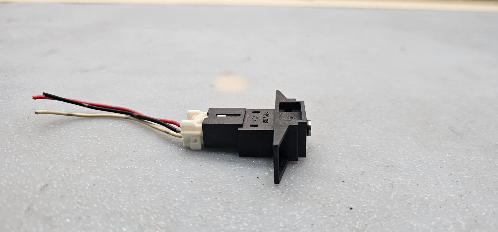 🔥04-13 Pathfinder Titan Armada Maxima Right Passenger Audio Aux Jack Sensor