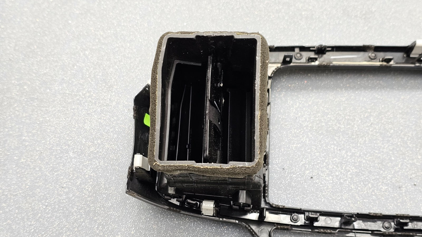 🔥16-18 KIA SORENTO RADIO CENTER DASH SURROUND BEZEL TRIM VENTS Assembly Silver