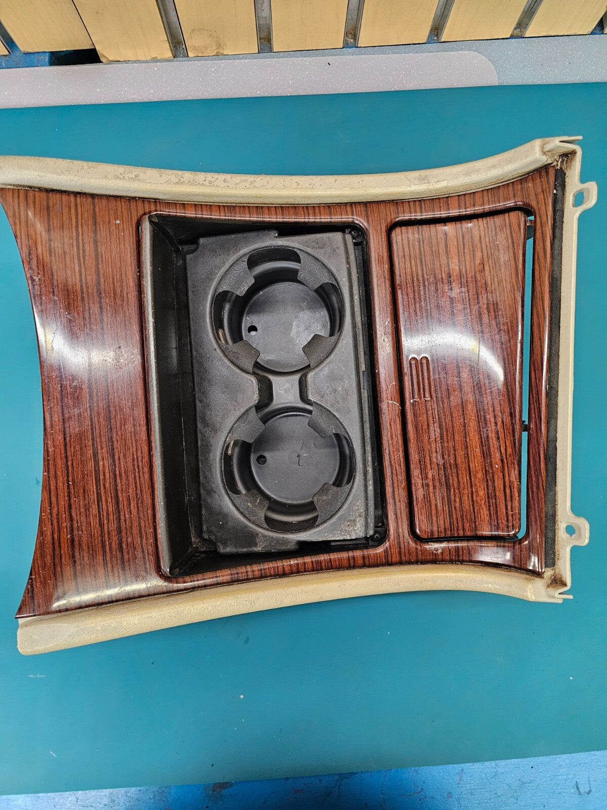 01-02 Cadillac Escalade Lower Center Console Woodgrain Cup Holder Bezel