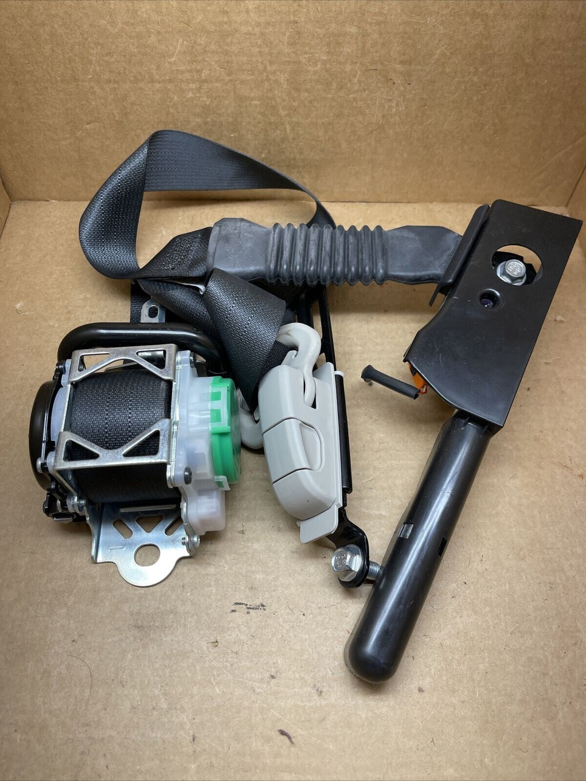 13-17 NISSAN ALTIMA FRONT LEFT DRIVER  SEAT BELT RETRACTOR Pretensioner Assembly