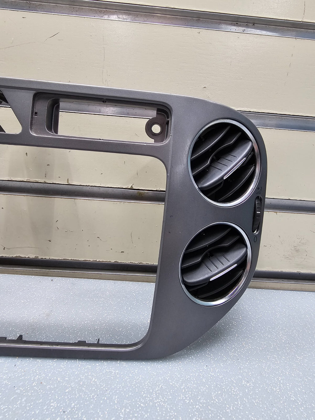 09-11 VW TIGUAN CENTER DASH RADIO SURROUND BEZEL TRIM PANEL CLIMATE CONTROL GRAY