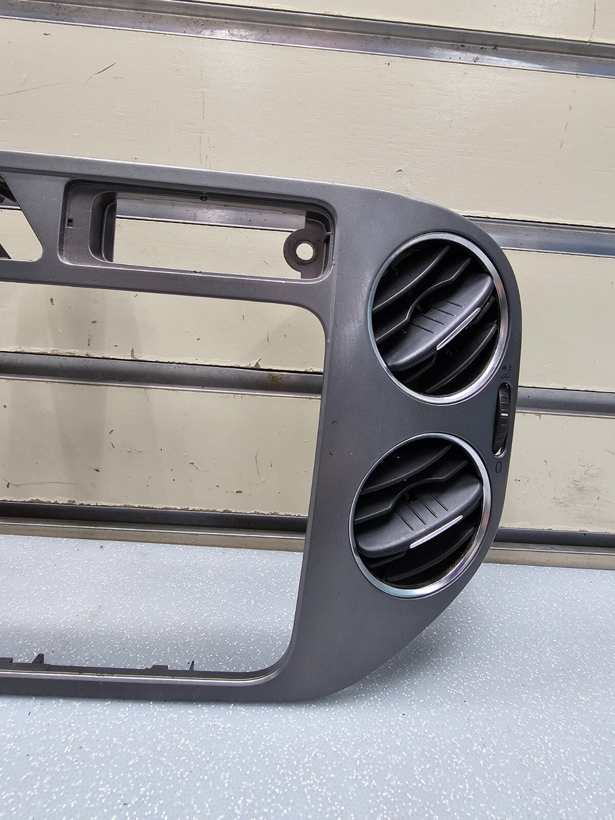 09-11 VW TIGUAN CENTER DASH RADIO SURROUND BEZEL TRIM PANEL CLIMATE CONTROL GRAY