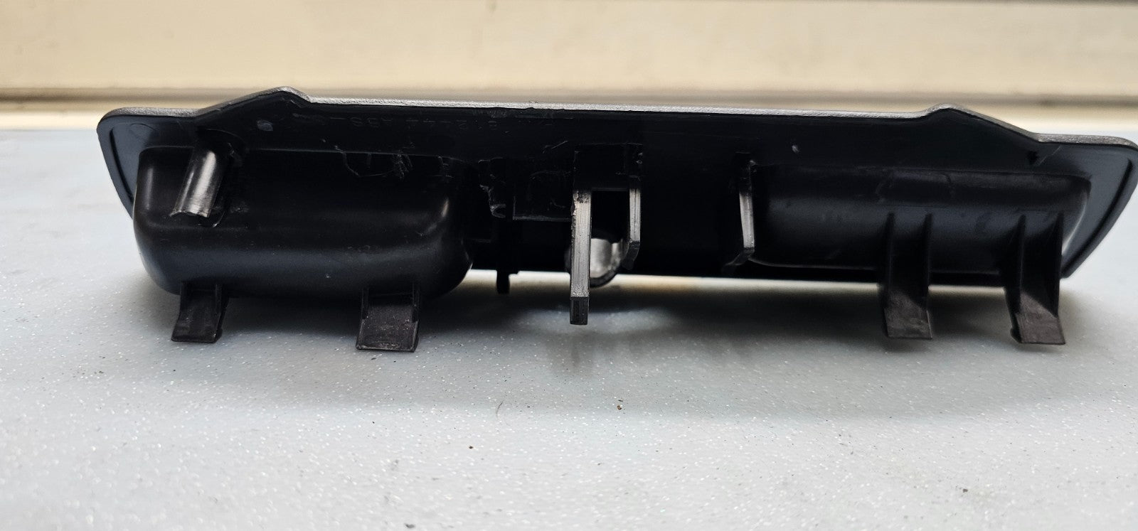 95-06 Silverado Sierra C/K 1500 2500 Center Console Jump Seat Lid Latch Assembly
