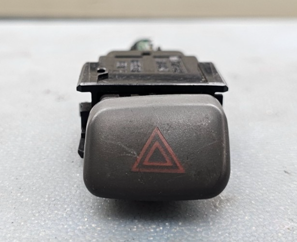 98-02 COROLLA 05-10 AVALON HAZARD EMERGENCY LIGHT SWITCH DRIVER ASSEMBLY BLACK