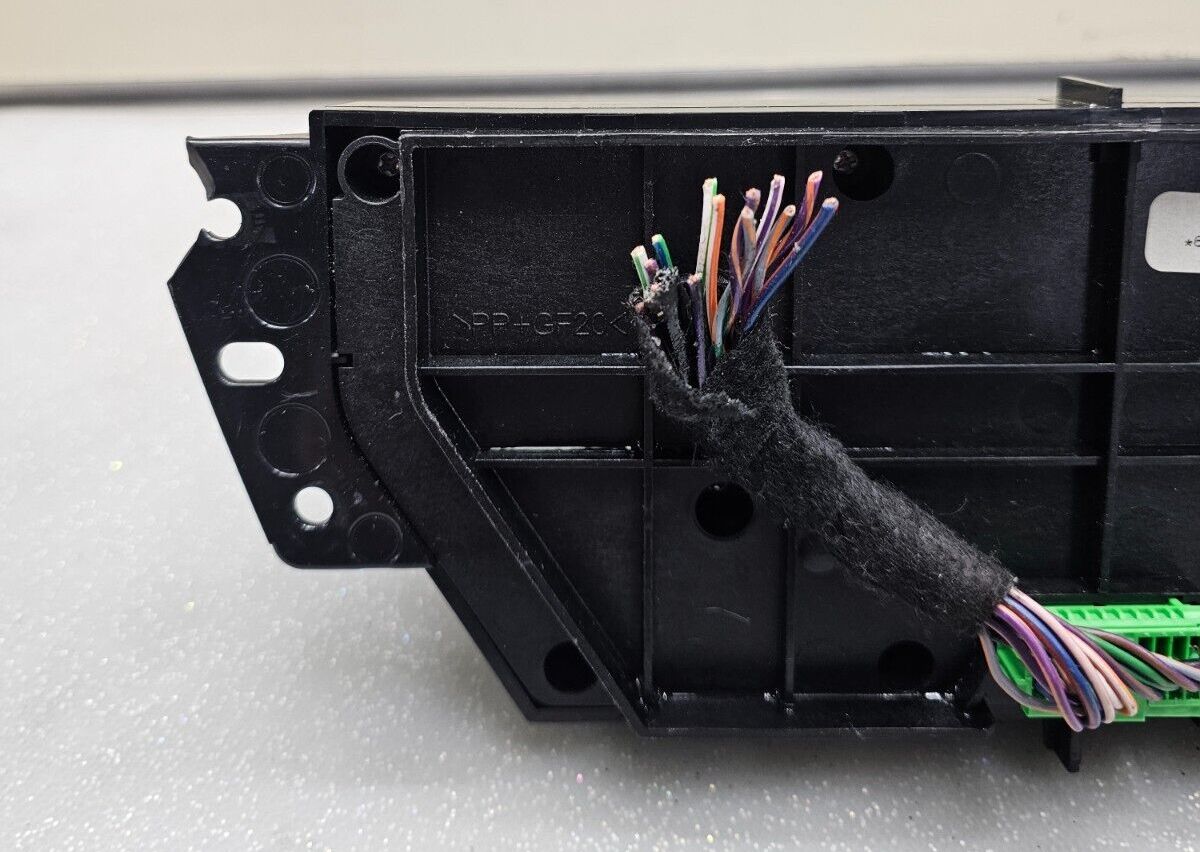 08-09 Land Rover LR2 Dash Front A/C Heater Climate Temperature Control Unit OEM