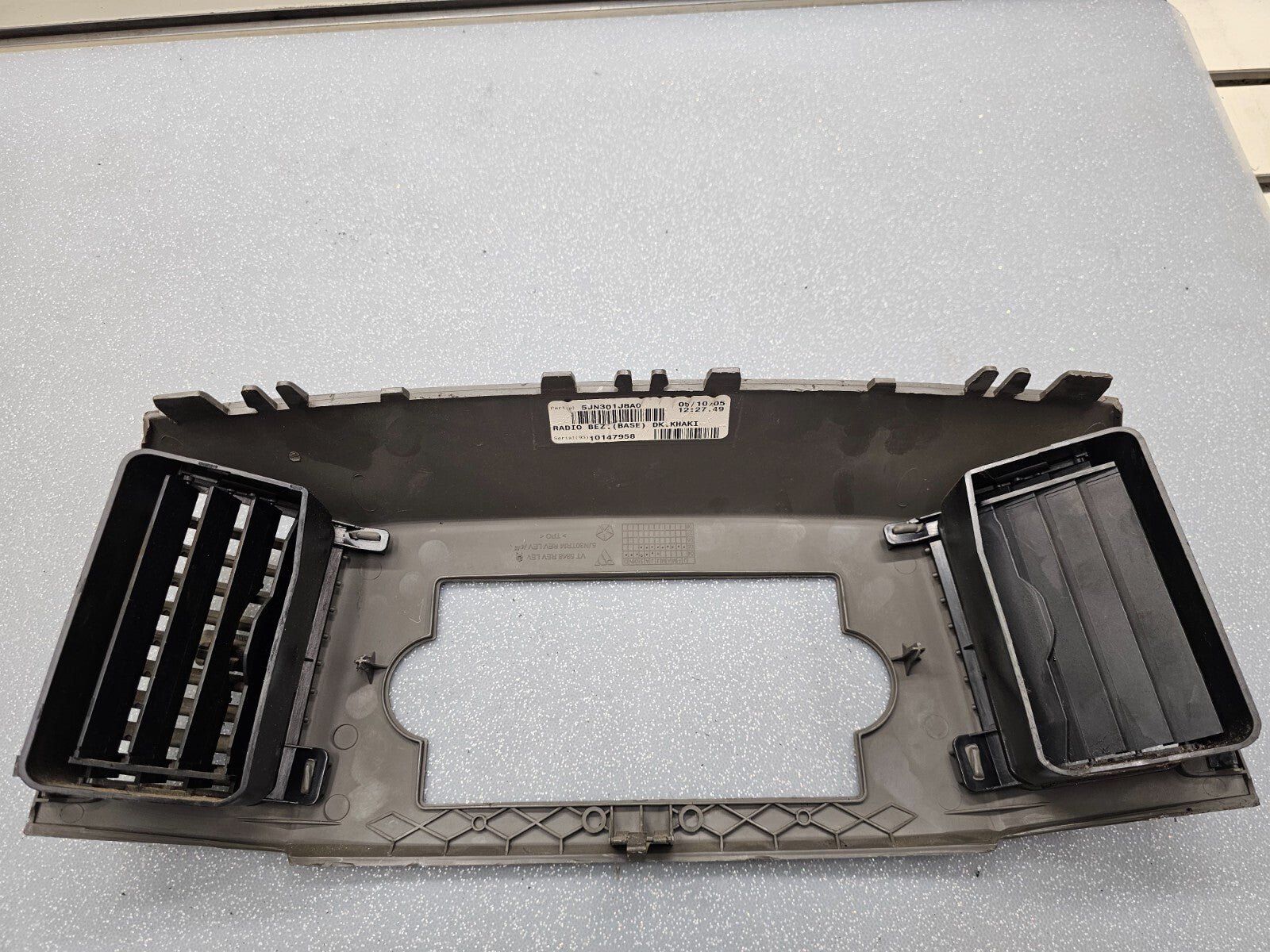 05-07 Jeep Grand Cherokee Center Radio Dash Bezel Trim Panel Surround KHAKI B30