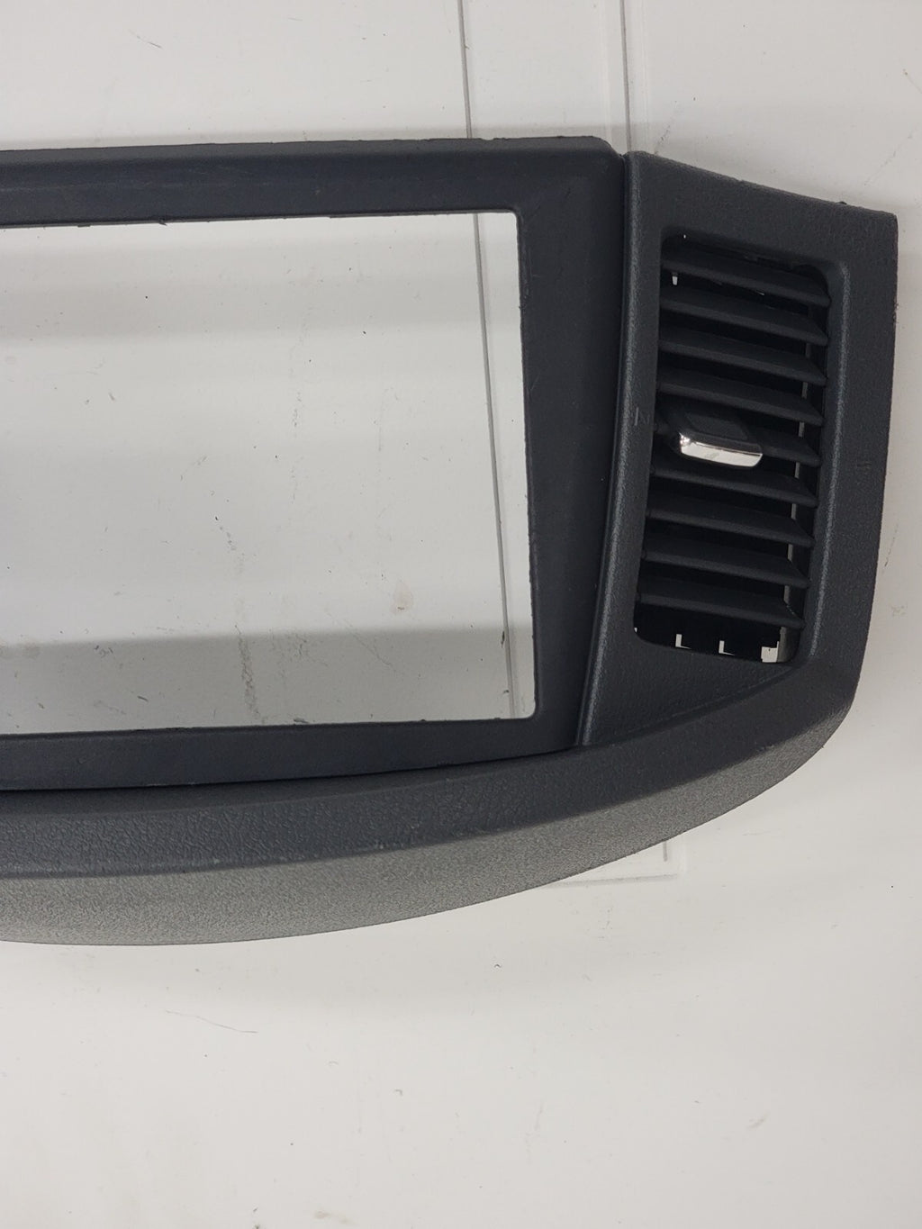 05-07 Jeep Grand Cherokee OEM radio bezel dash trim for navigation GPS Gray B73