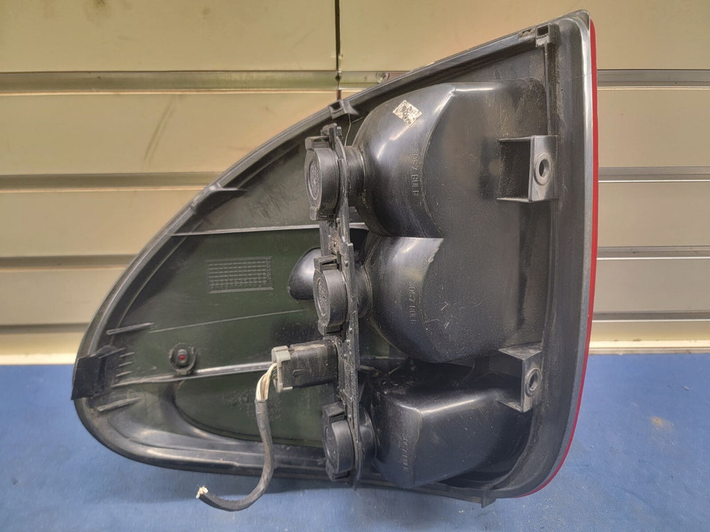 04-07 Chrysler Town Country Dodge Grand Caravan Passenger Tail light Assembly
