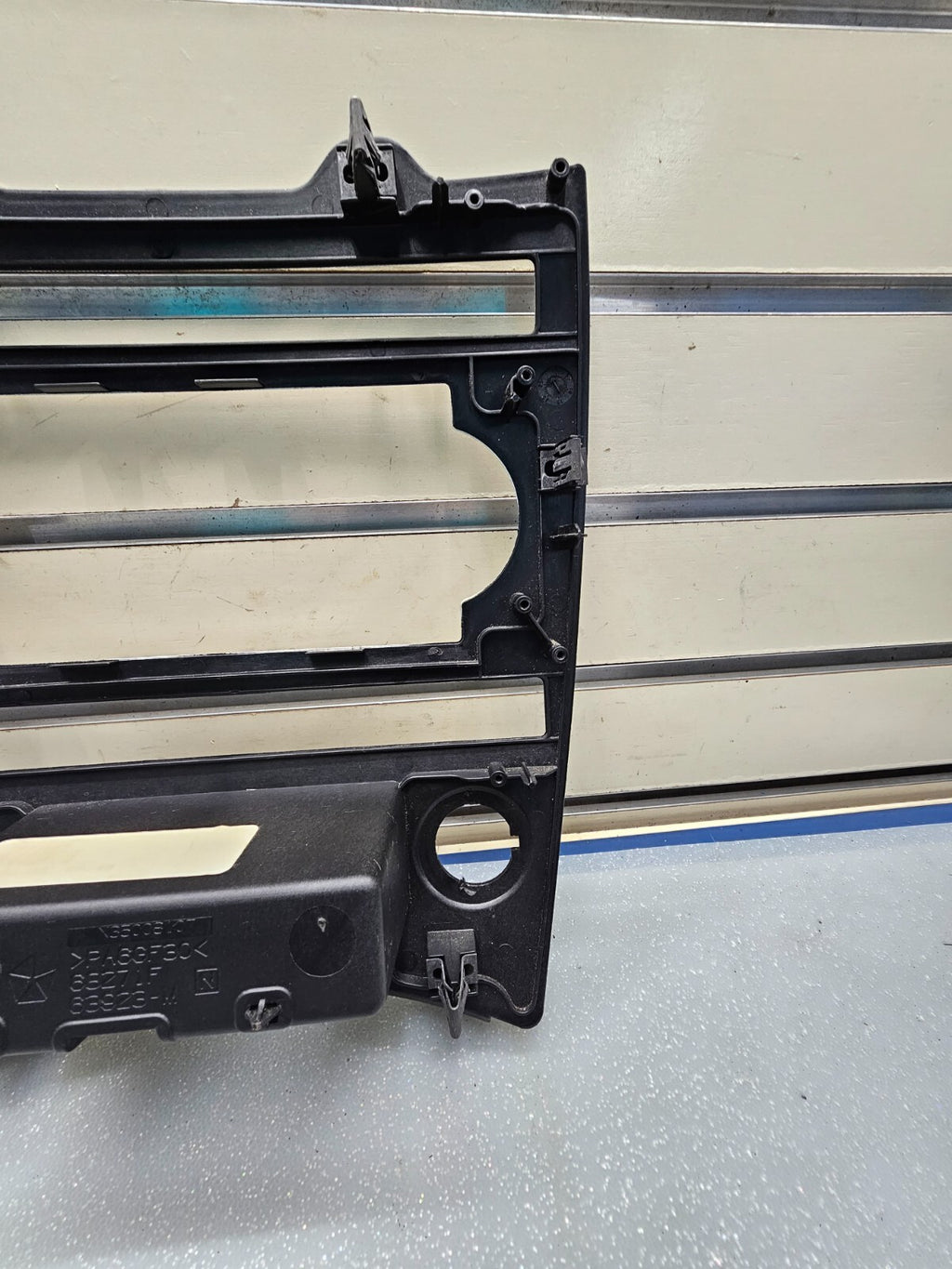 05-07 JEEP GRAND CHEROKEE DASH PANEL RADIO SURROUND TRIM BEZEL OEM SILVER B70