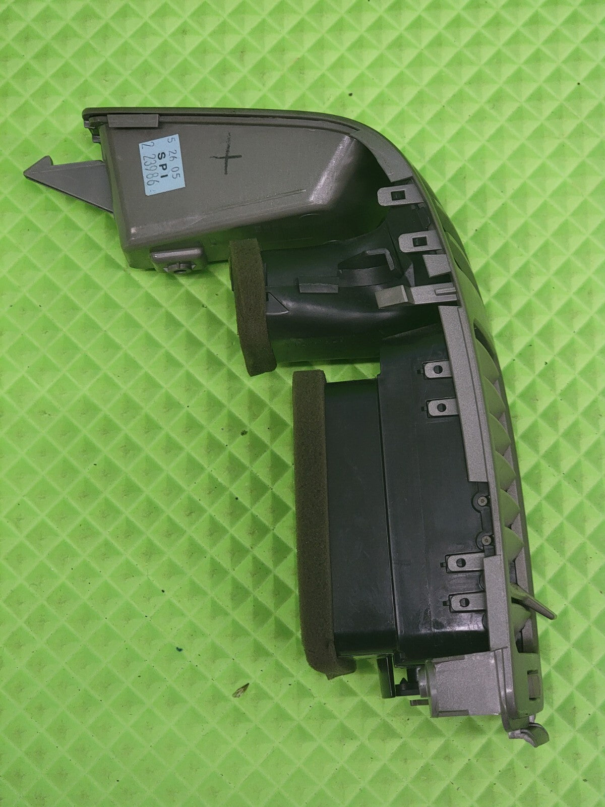 04-07 NISSAN TITAN ARMADA QX56OEM CHARCOAL LEFT DRIVER VENT BEZEL TRIM Gray