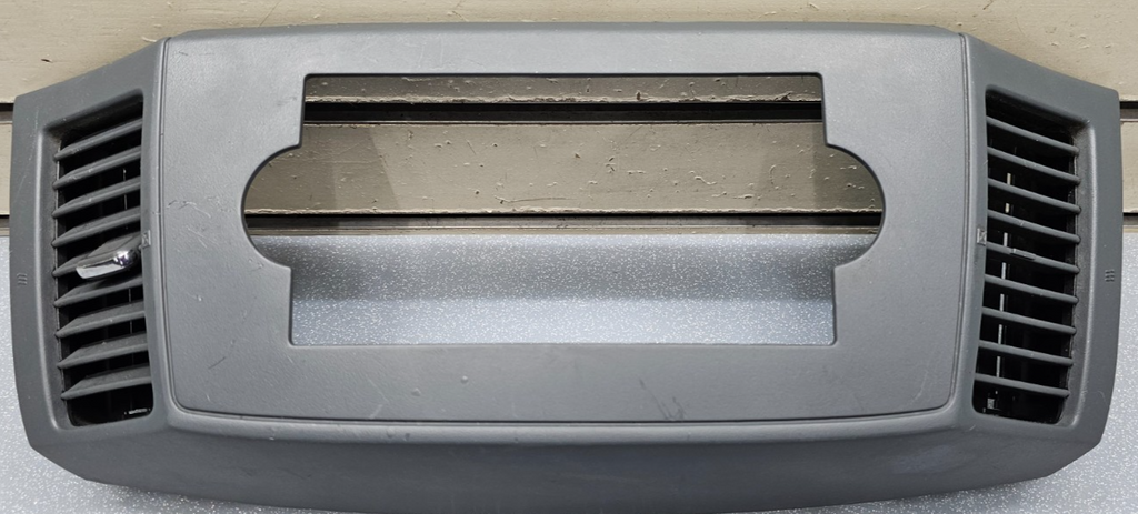 🔥05-07 Grand Cherokee Center Dash AM FM RADIO STEREO TRIM BEZEL PANEL GRAY B30