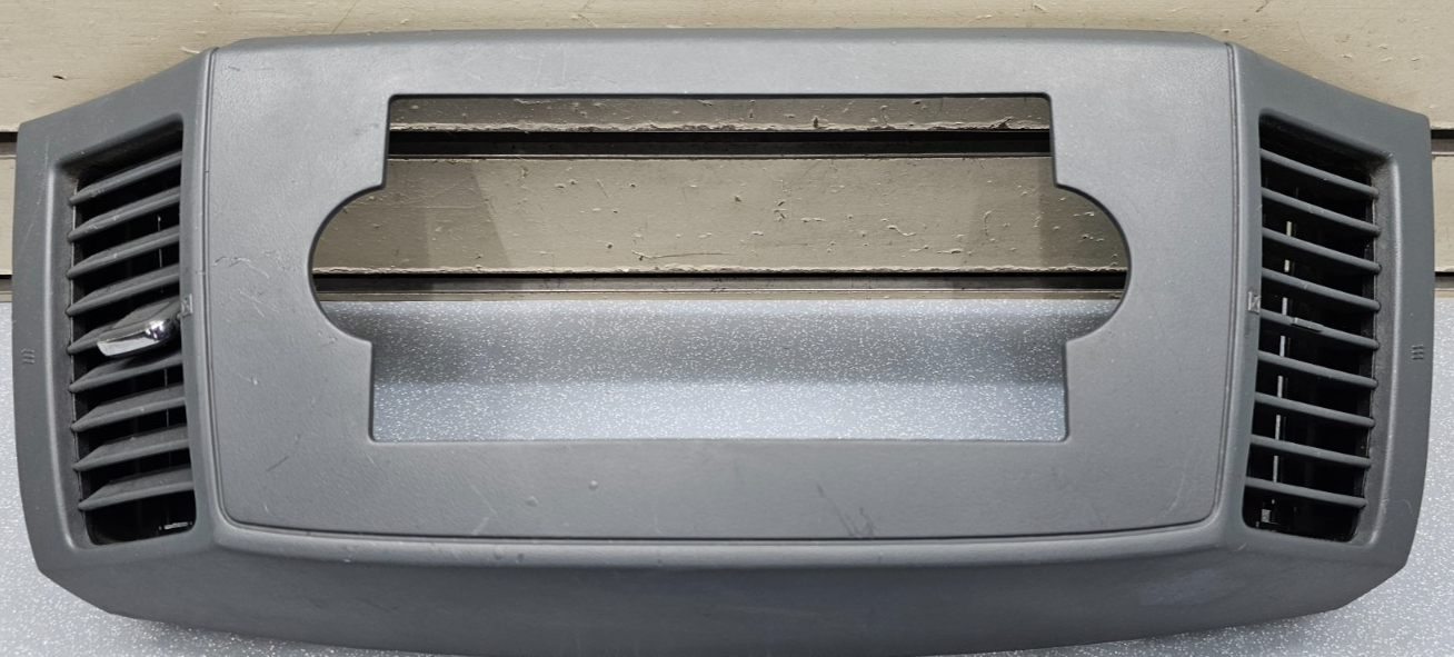 🔥05-07 Grand Cherokee Center Dash AM FM RADIO STEREO TRIM BEZEL PANEL GRAY B30
