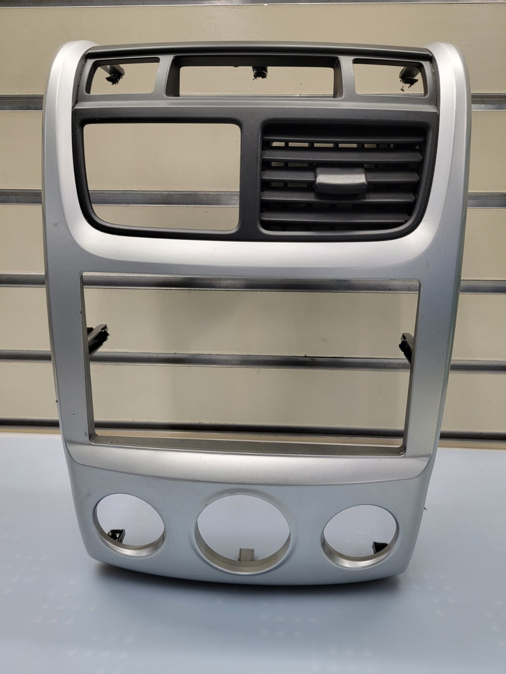 🔥2005-2009 KIA SPORTAGE CENTER DASH RADIO BEZEL TRIM CLIMATE CONTROL OEM SILVER
