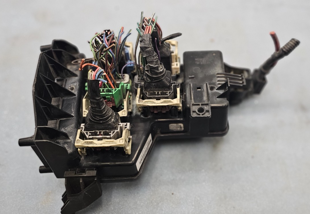 🔥02-05 DODGE RAM INTEGRATED POWER DISTRIBUTION MODULE FUSE BOX OEM