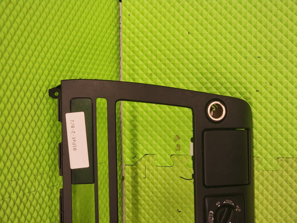 01-04 Nissan Pathfinder INFINITI QX4 Dash Radio BEZEL Center Trim BLACK B19