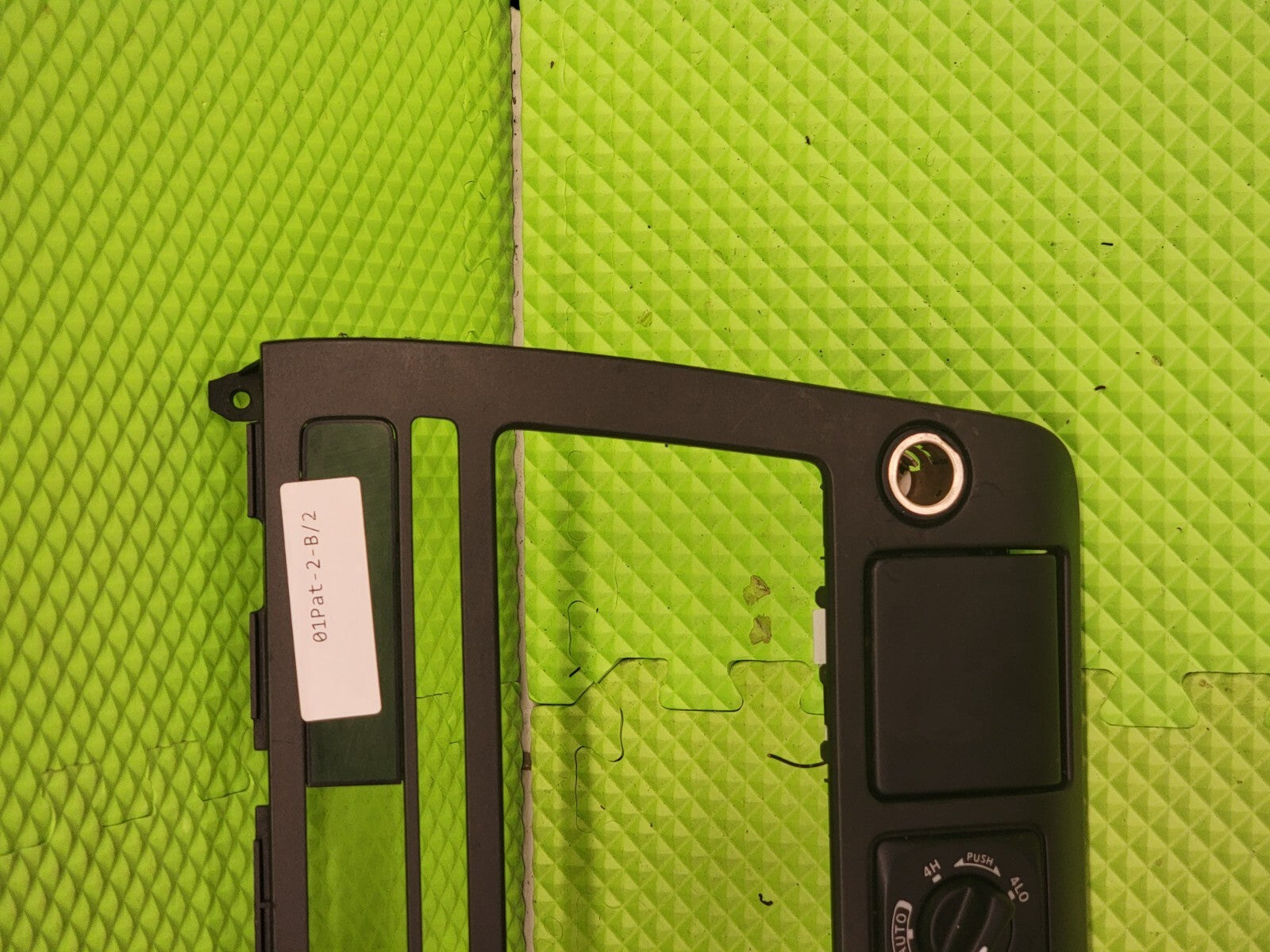 01-04 Nissan Pathfinder INFINITI QX4 Dash Radio BEZEL Center Trim BLACK B19