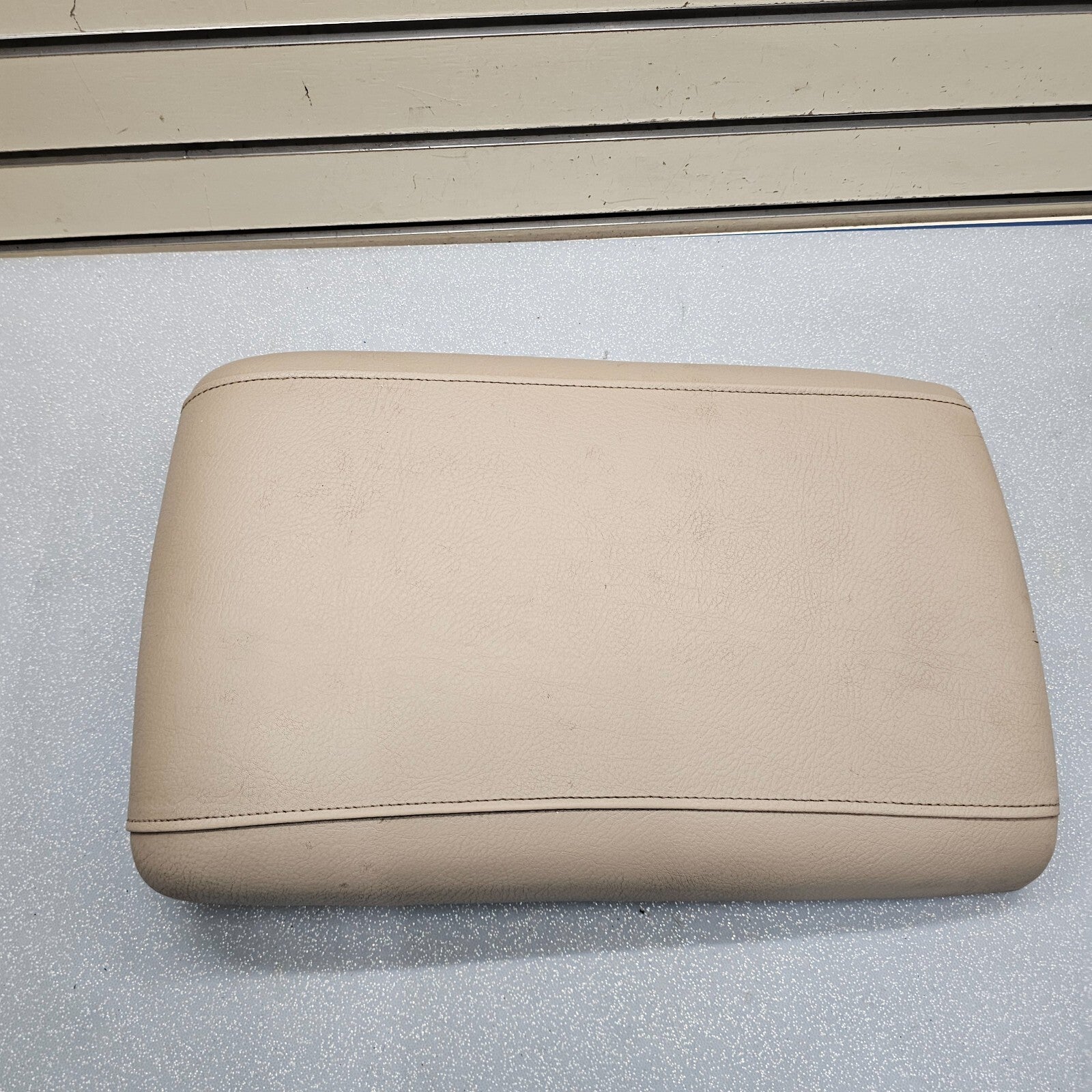 03-06 EXPEDITION Center Console Arm Rest Storage Cover Top Pad Lid Assembly Tan