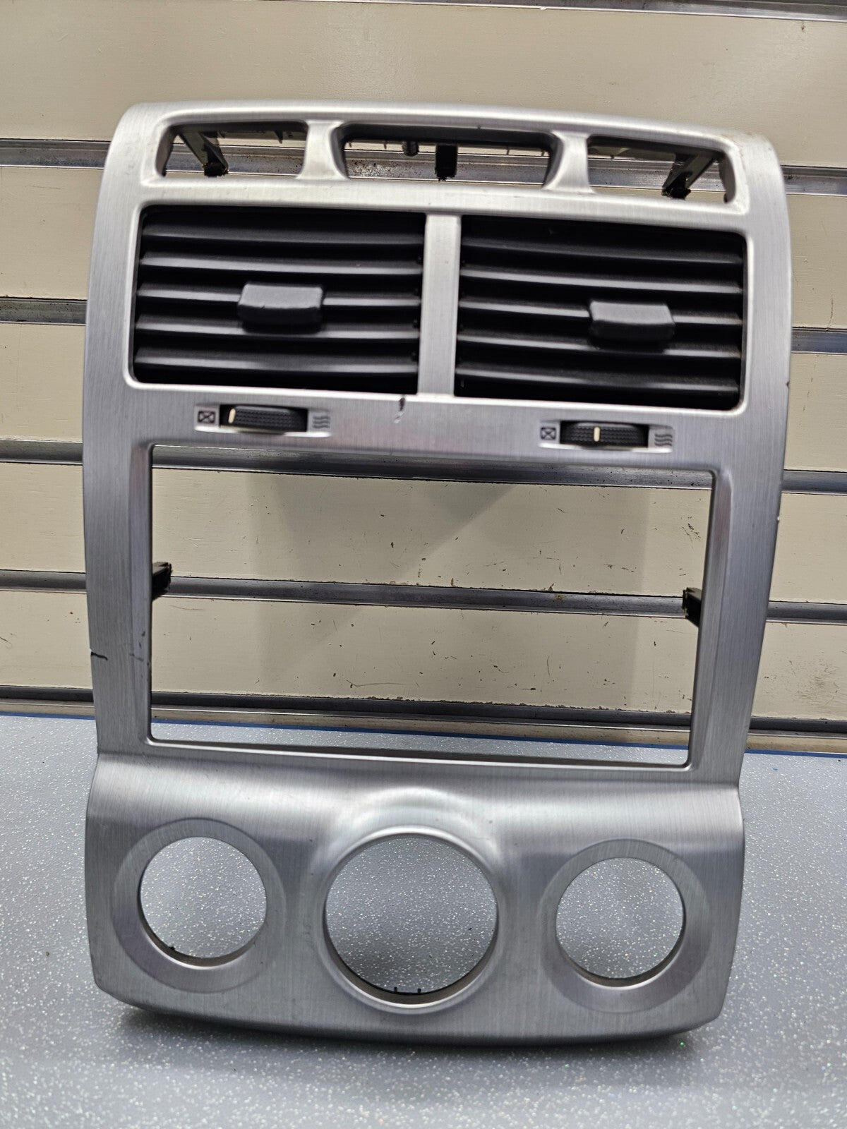 🔥05-09 KIA SPORTAGE CENTER DASH RADIO BEZEL TRIM CLIMATE CONTROL OEM SILVER
