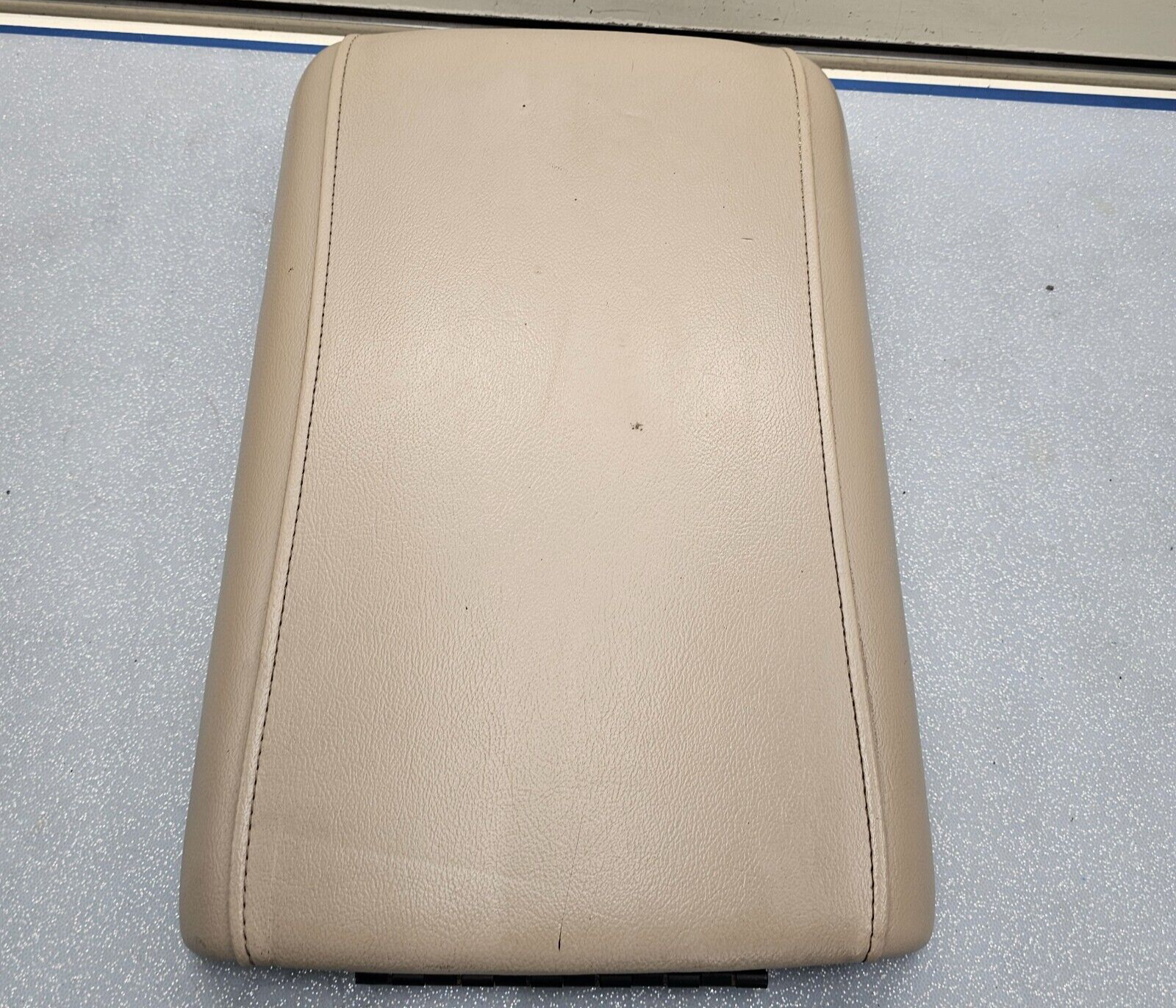 03-06 EXPEDITION Center Console Arm Rest Storage Cover Top Pad Lid Assembly TAN