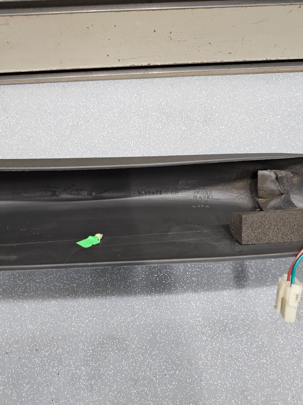 99-06 SILVERADO SIERRA Roof Molding A PILLAR Trim LEFT Driver Speak DARKGRAY p3