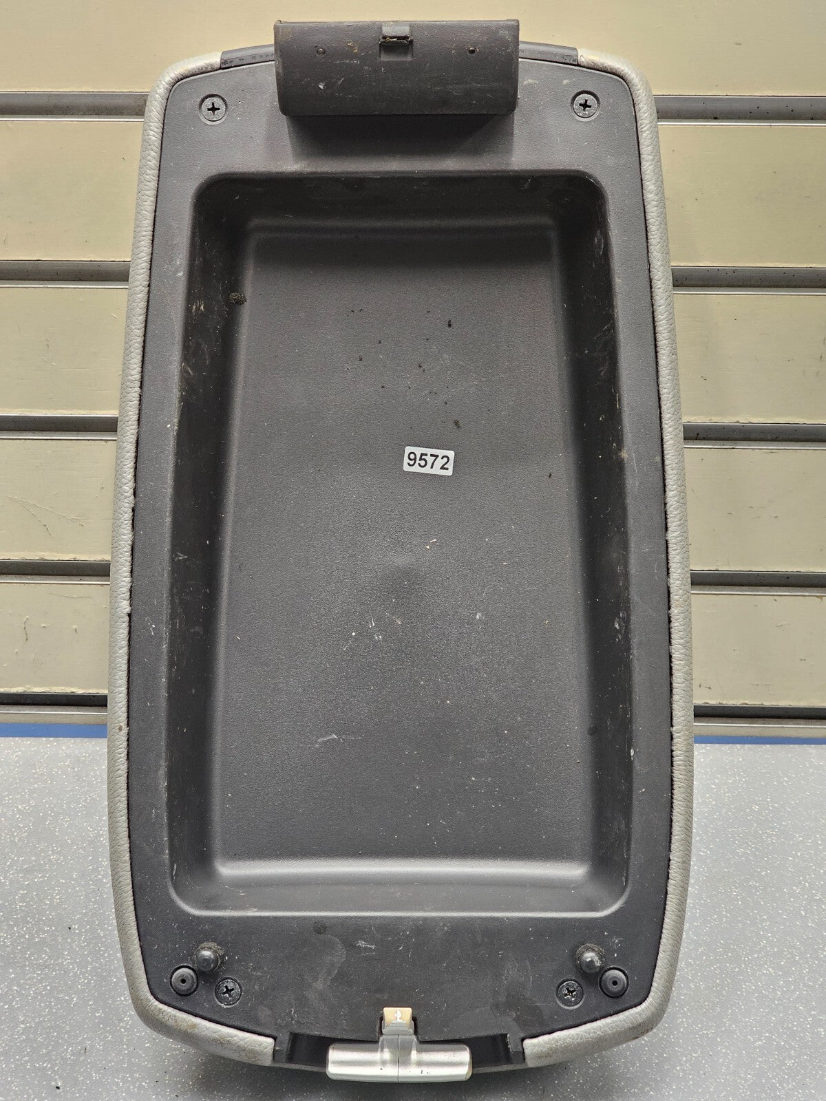 🔥10-13 Kia Sorento Console Lid Cover Leather Top Pad Armrest Assembly Gray OEM
