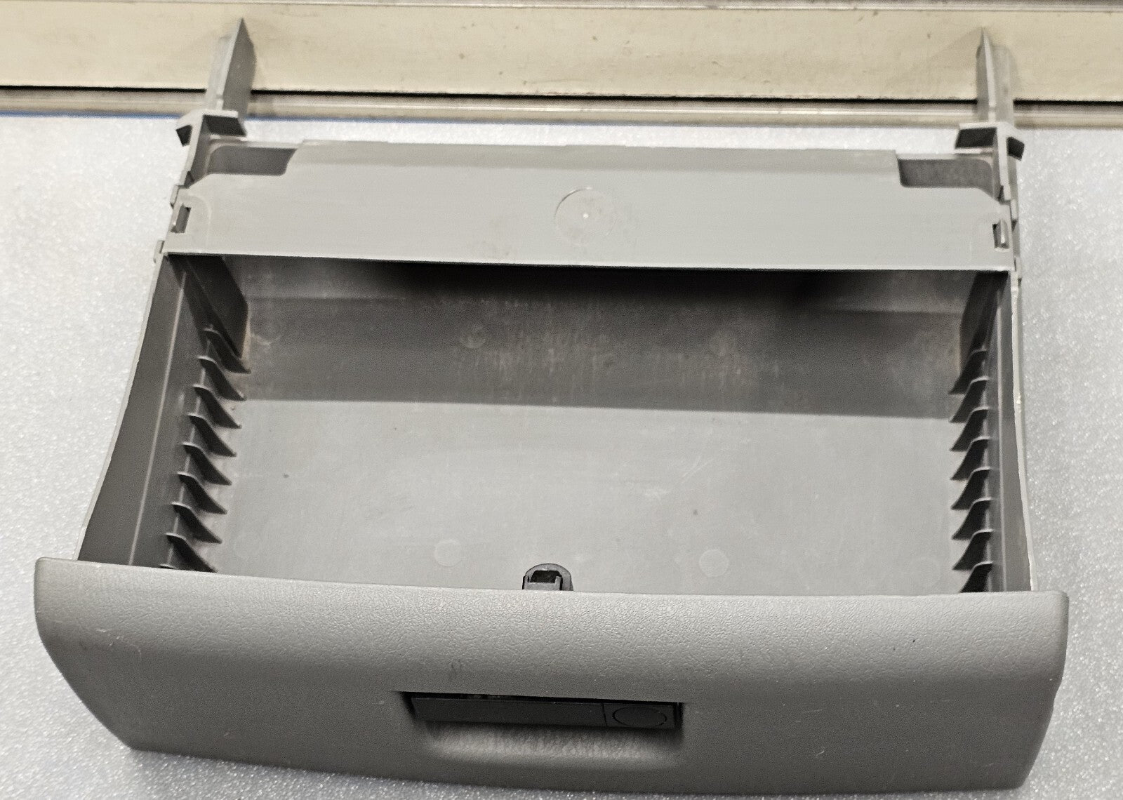 🔥01-07 CARAVAN TOWN COUNTRY DASH GLOVE BOX COMPARTMENT LID COVER ASSEMBLY GRAY