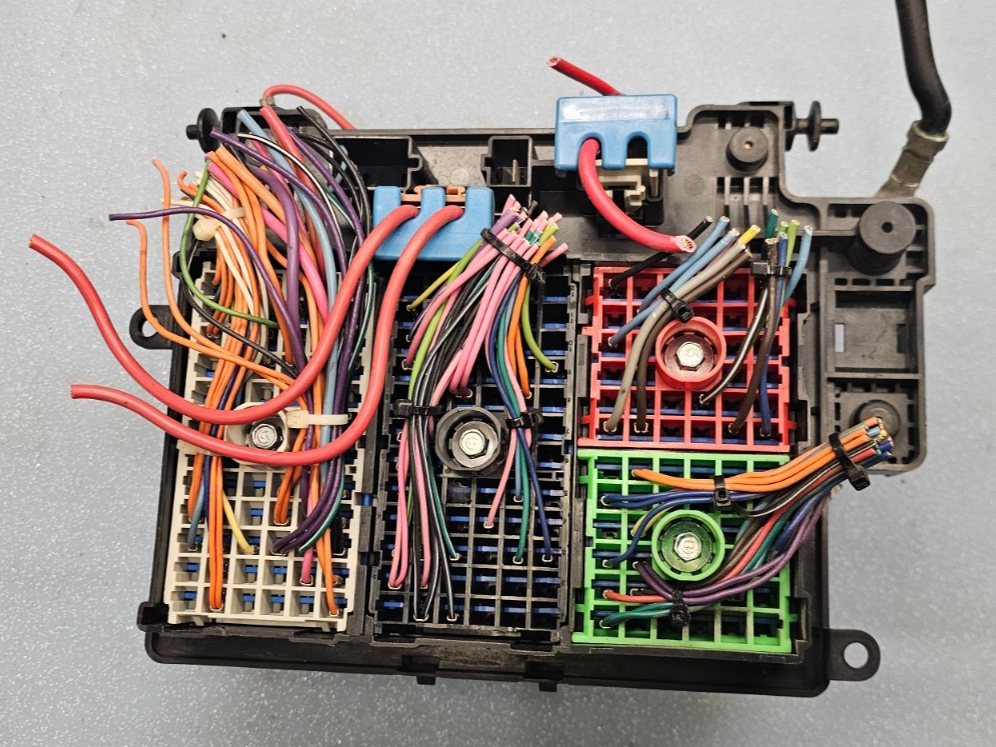 🔥99-02 Sierra Silverado Fuse Box Relay Unit Integrated Power Module Block