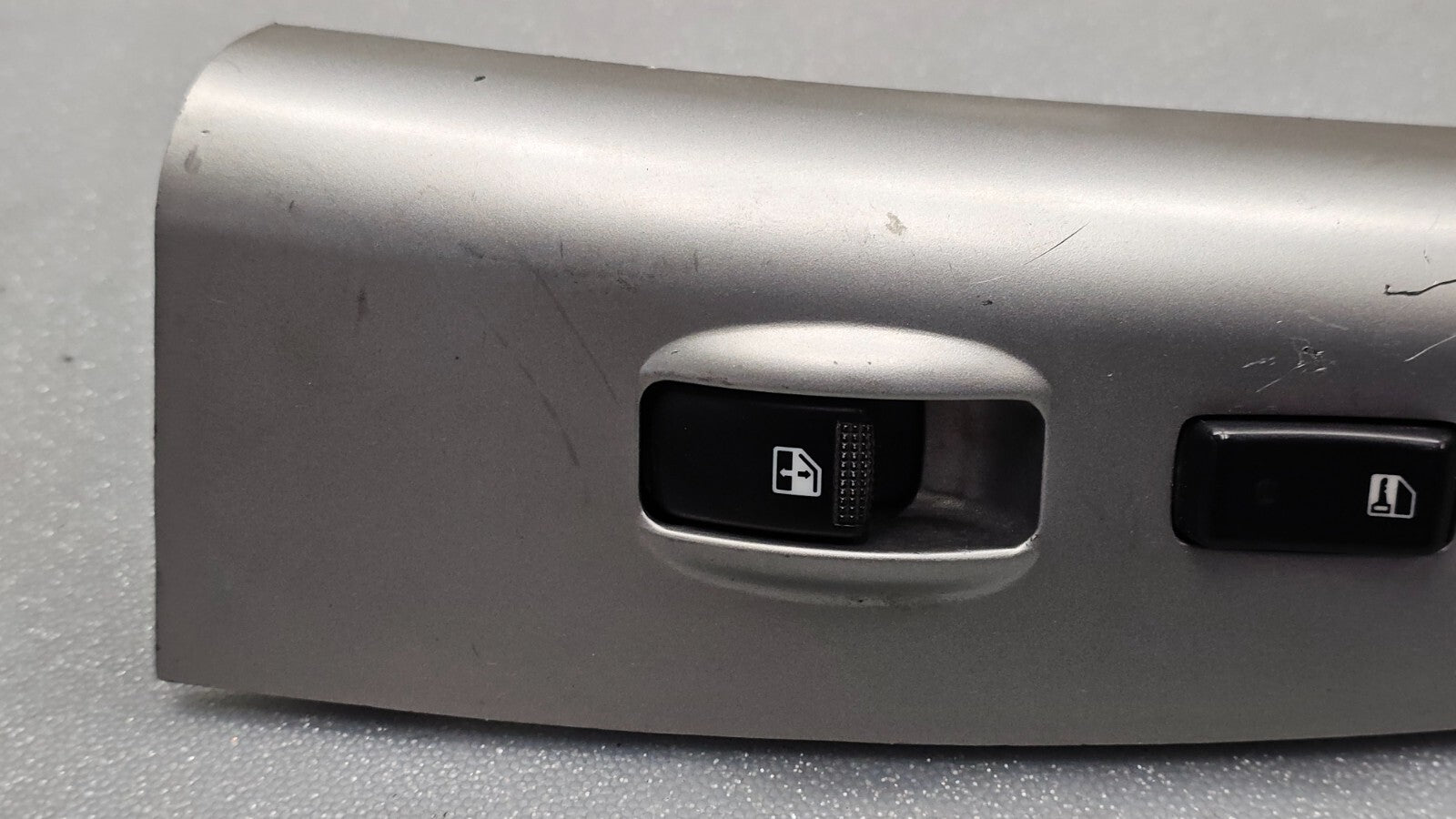 🔥05-10 Kia Sportage Front Right Passenger Window Control Switch Bezel Silver
