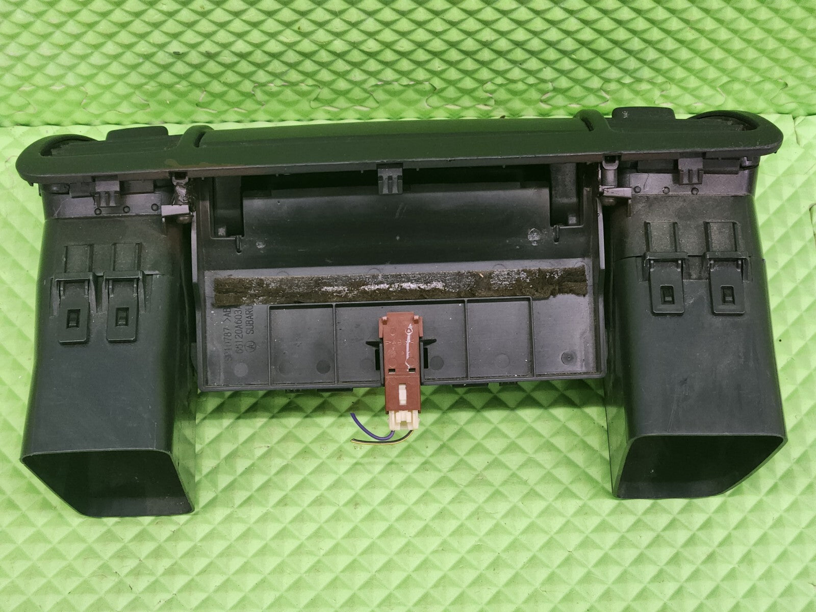 05-09 Subaru Legacy Outback Center Dash Trim Bezel Vents Clock Storage OEM B31