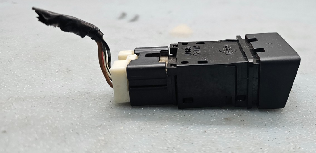 04-15 Armada Titan Hazard Emergency Warning Light Button Control Switch Assembly